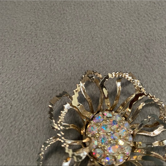 Vintage brooch and earring set - Picture 2 of 2